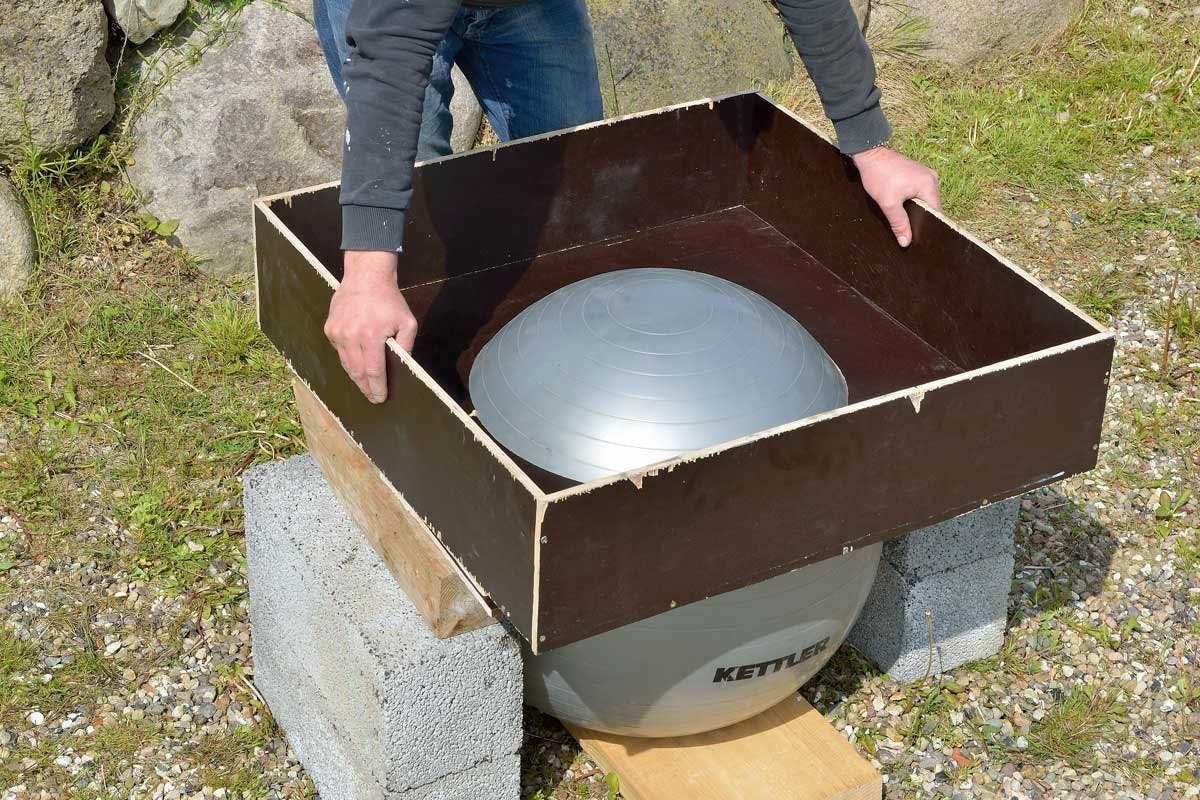 En ball som stikker opp i støpeformen, skaper en bue i det ferdige resultatet.