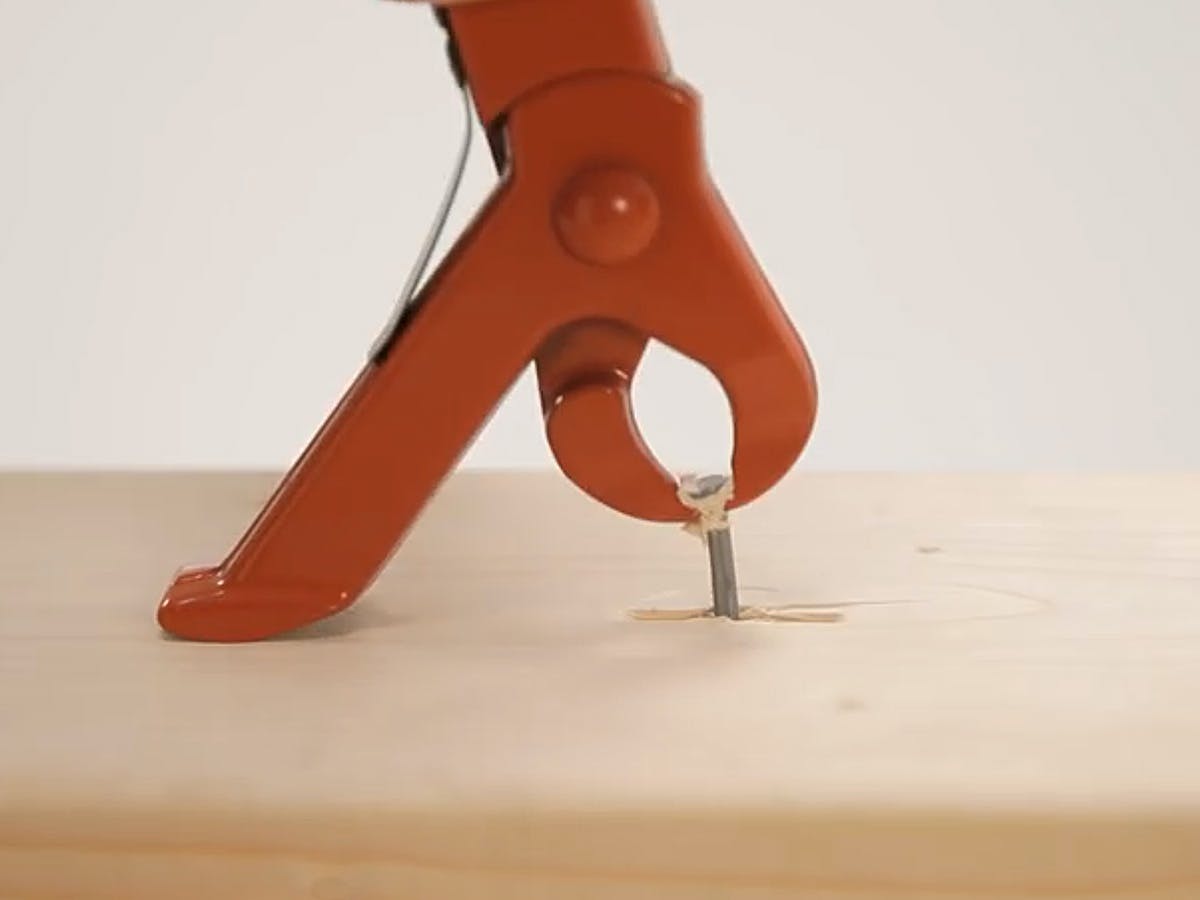 Vanskelige spiker er ikke lenger noe problem med denne spikeruttrekkeren.