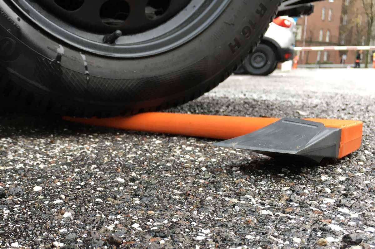 Det ihåliga skaftet tål att du kör över det med bilen – utan att gå sönder.
