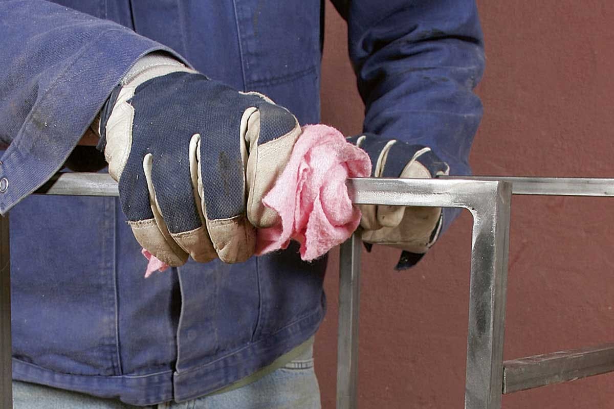 **3. Ønsker du at lakere eller male det, du lige har svejset, skal du først affedte emnet.** Det kan gøres med denatureret sprit. Så kan du lakere eller grunde.