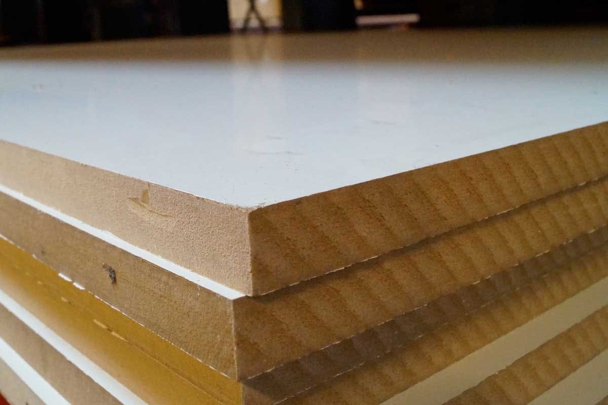 **MELAMINBELAGT MDF**
Plader belagt med melamin er mere slidstærke og fugtresistente. Melamin er et hårdt plastik-laminat, der limes på MDF’en eller blandes i overflade-behandlingen. Melaminpladerne fås primært i hvid.