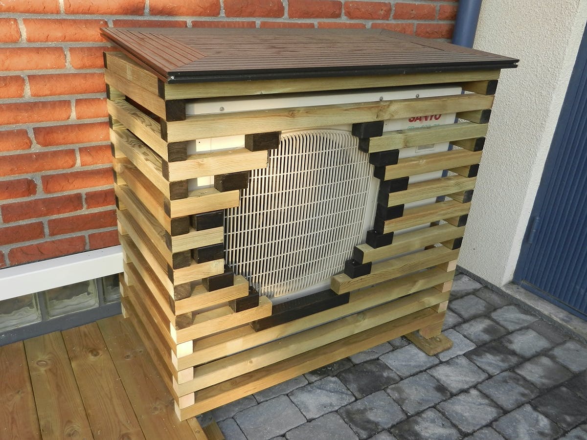 Taket kan slås ned, slik at det er plant og kan brukes som bord.