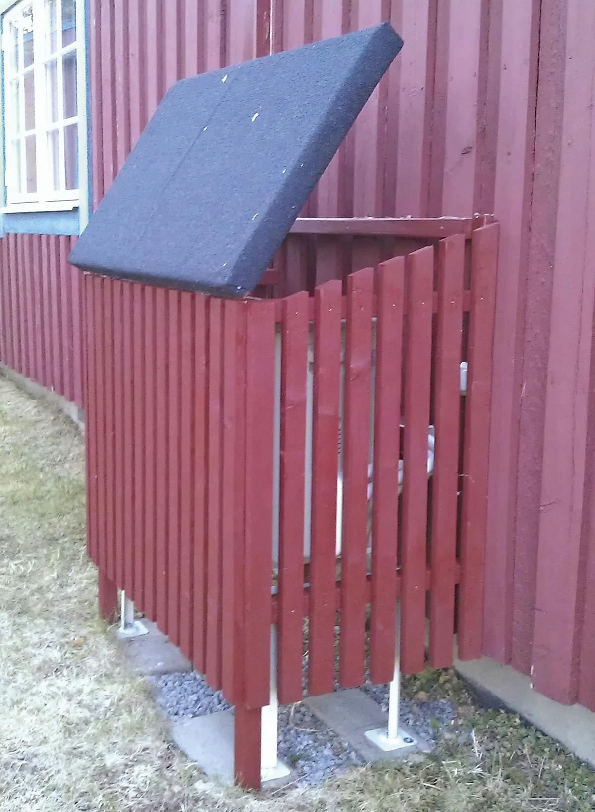 Skjulet falder i med husets øvrige røde træbeklædning.