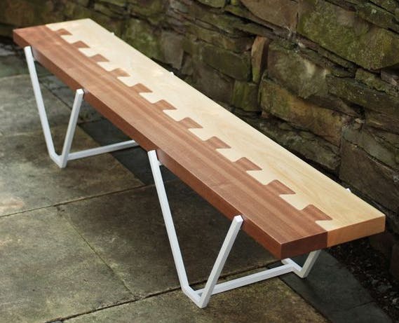Bänk i två olika träsorter med elegant laxstjärtsförband utfört med handöverfräs.