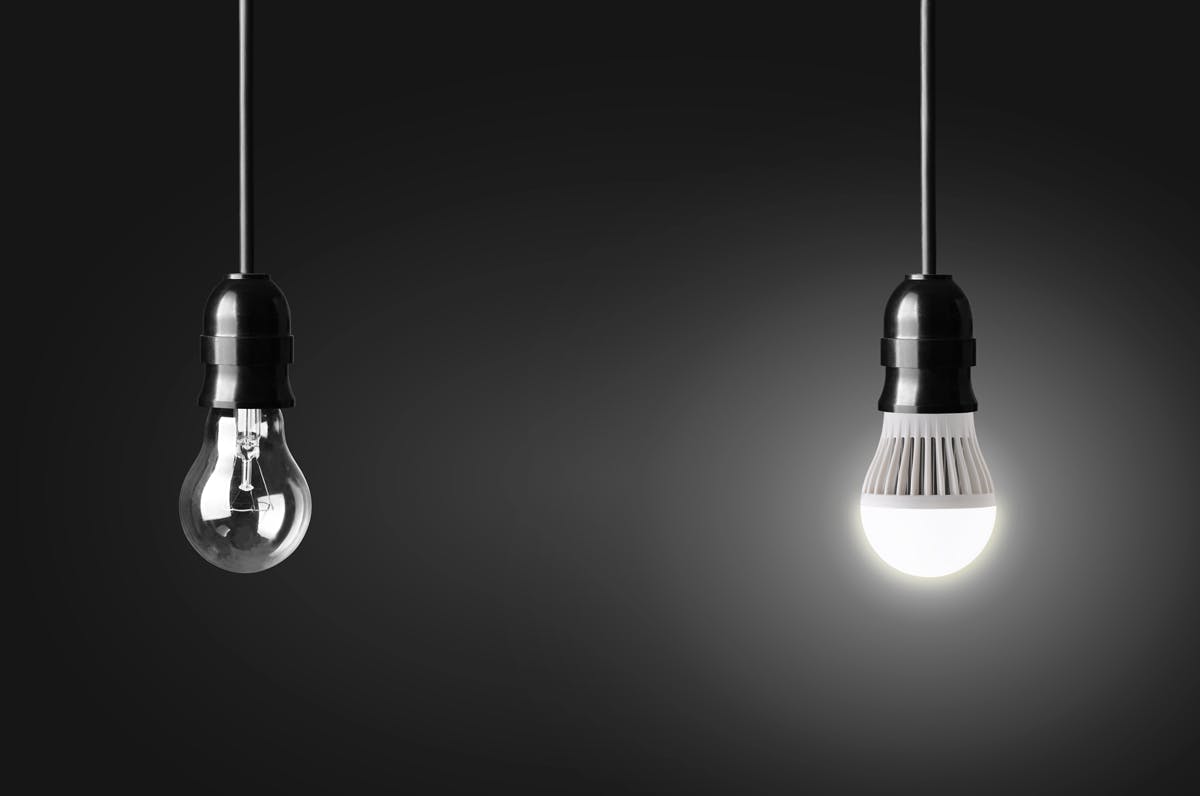 Mens halogen- og glødepærer skal udskiftes ret ofte, har LED-pærer en levetid på 10.000- 30.000 timer.