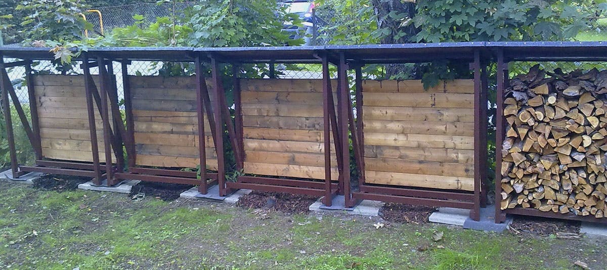 Modulerna står vågrätt och stadigt på betongplattor.