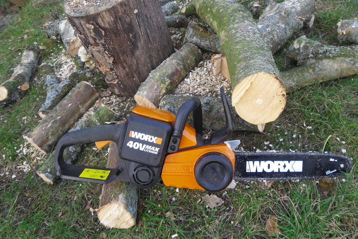 Batteriets sentrale plassering på midten, gir god balanse. Worxsagen gnagde seg dessuten fint gjennom alt vi utsatte den for.