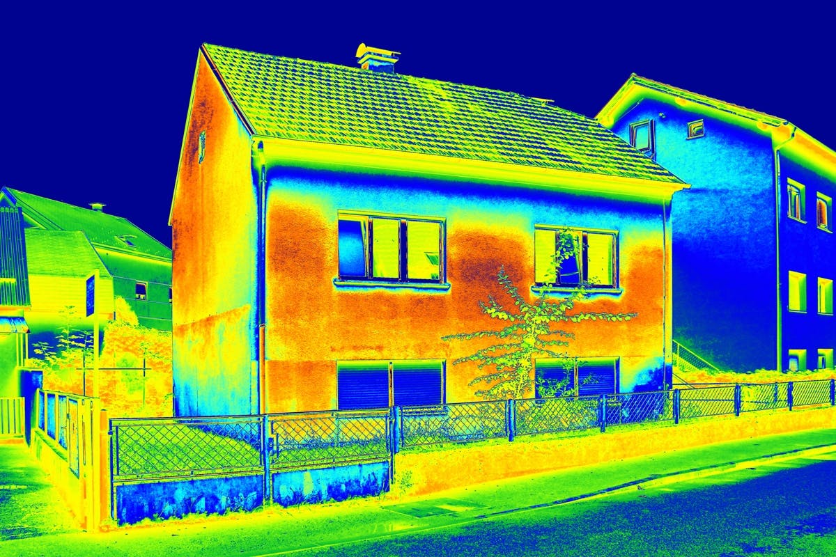 De røde fargene på et termografi avslører varme felter.