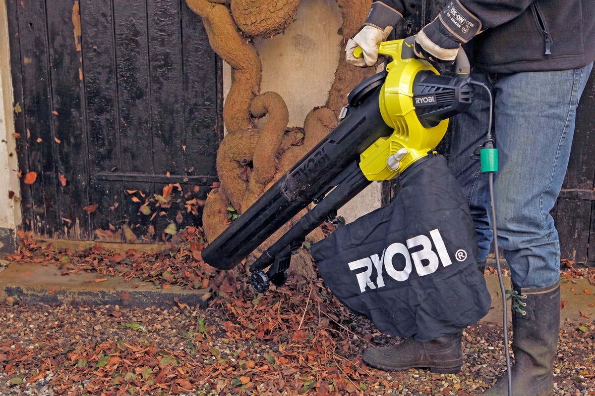 Ryobis nya lövblås kräver sladd och ett vägguttag. Motorn är på 3000 watt, så du kan tro att den blåser!
