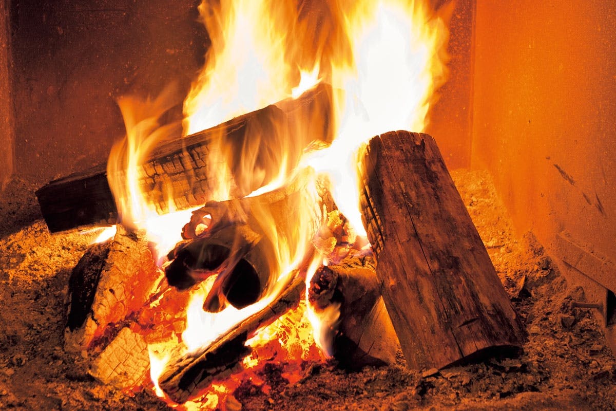 Tørr ved brenner med lysegule og hvite flammer. Det etterlater ingen sot og nesten ikke aske når du fyrer riktig.
