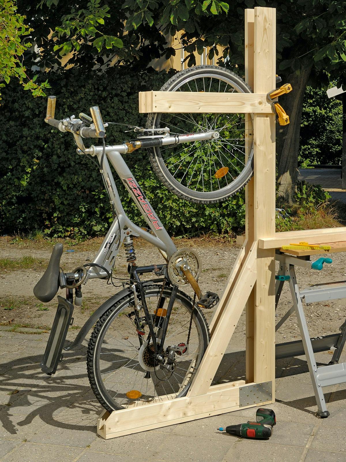 Sidorna är dubbla och ger därför stöd på bägge sidor av cykelns bakhjul."