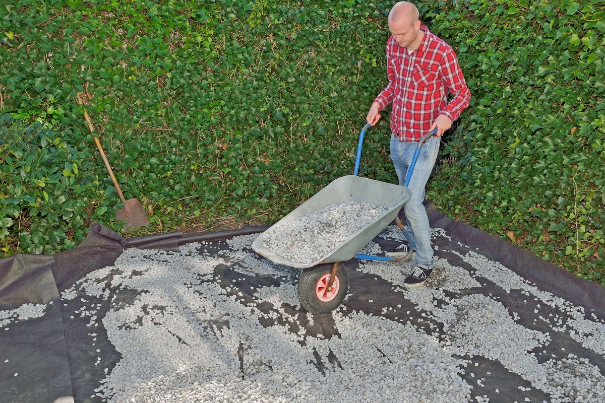 Lite vedlikehold. Ugressduken holder arealet rent. Du skal bare rette opp gruslaget litt en gang iblant.