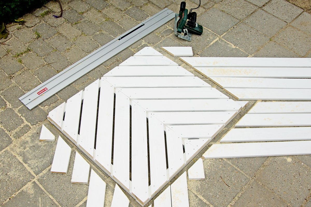 Fiskebeinsmønsteret er ikke bare en elegant, men også en forholdsvis billig løsning, fordi materialene utnyttes nesten til siste stump.
