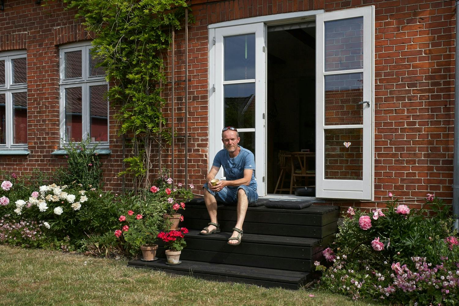 Havetrappe-med-bænk1 Det er plass til både potteplanter og hygge i solen på den smarte hagetrappen.