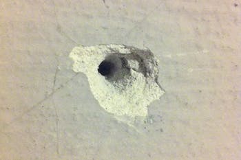 borehulimur3 Epäonnistunut reikä rapatussa seinässä. Rappausta on irronnut paljon.