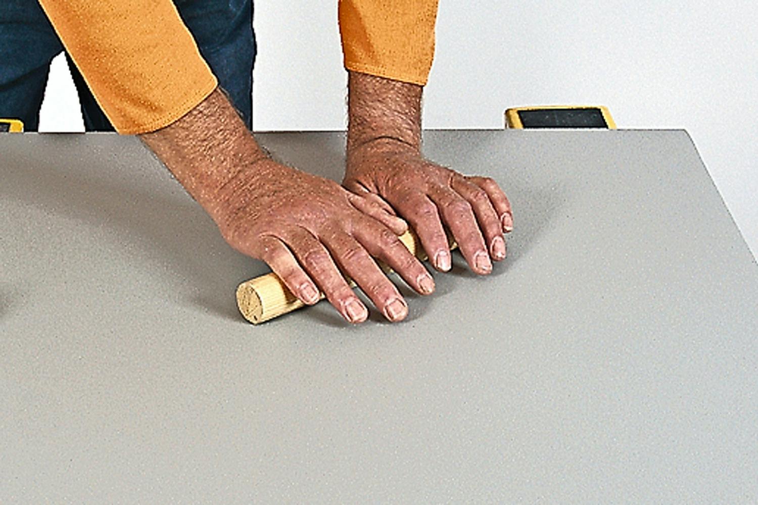 Linoleum7 Her rettes linoleumet ut med en tykk rundstokk.