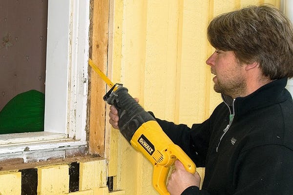 Bajonettsag SPECIALIST: Med en lang klinge kommer bajonetsaven til, hvor ingen andre save kan.