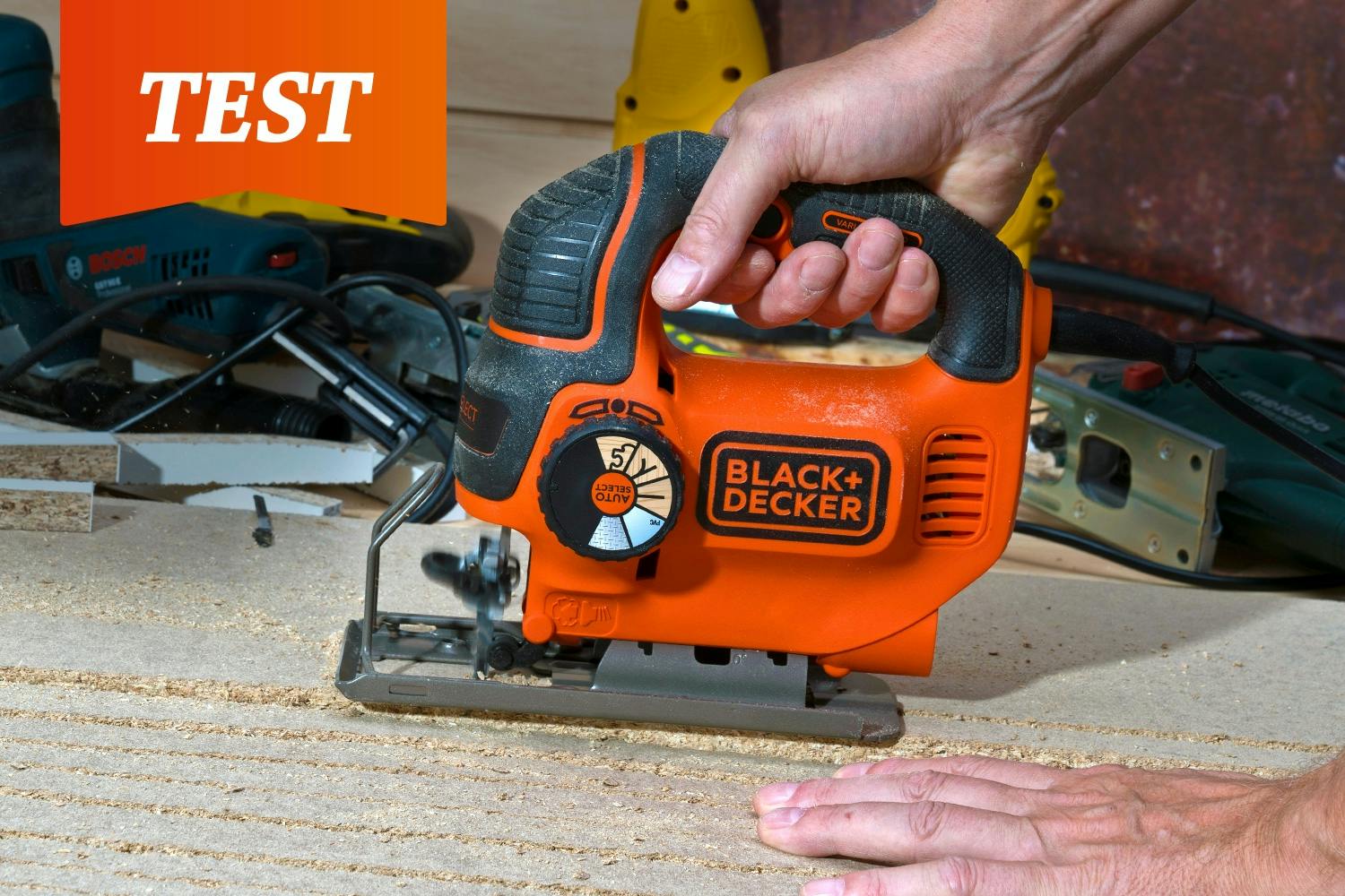 Test av stikksag med ledning Da vi testet hastigheten brukte vi det samme grove bladet, med 4 mm mellom tennene, på alle maskinene. Det pene snittet testet vi med et fintannet blad, med en tannavstand på 1,4 mm.