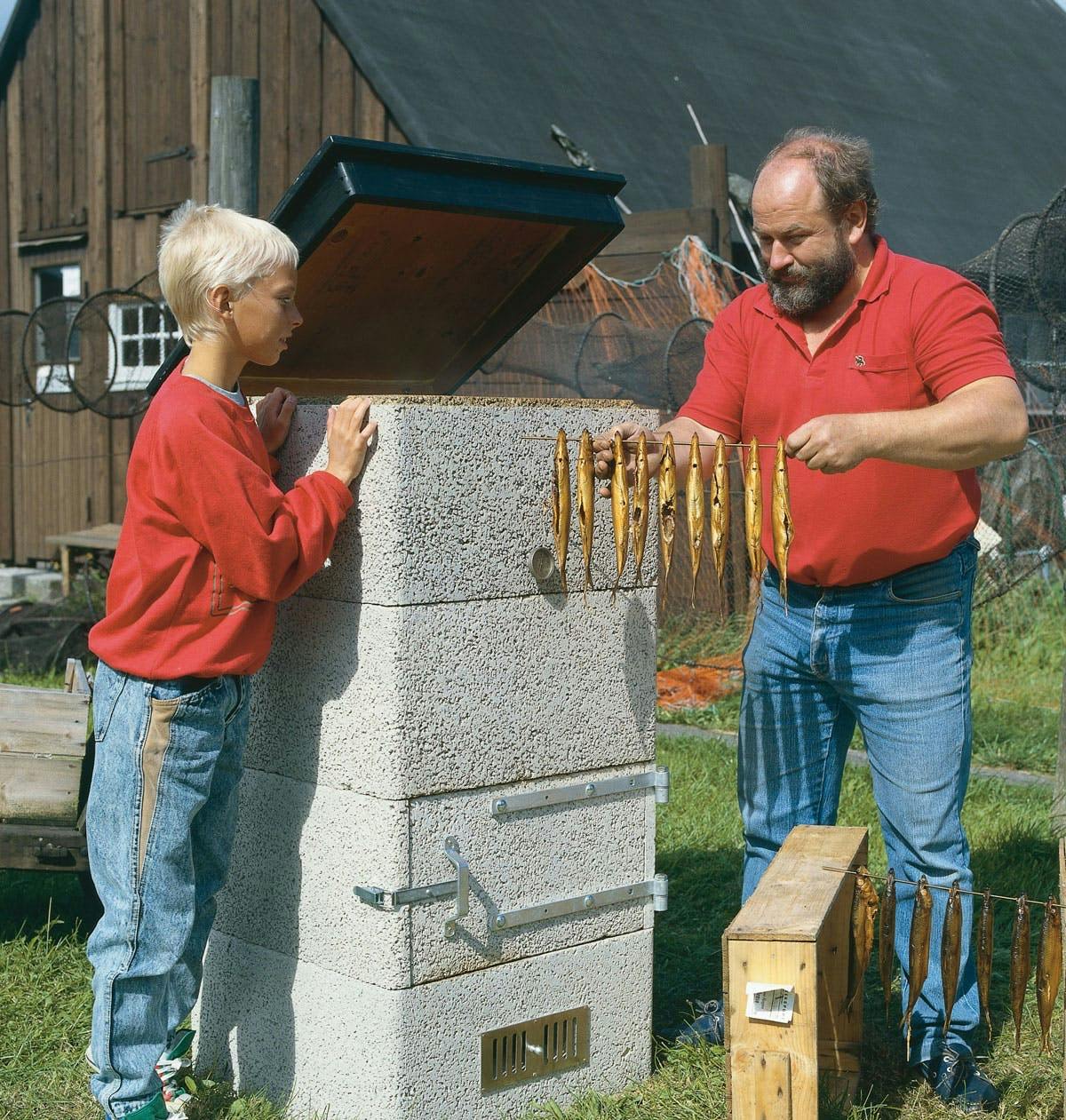 Bygga rök Det nappade! Ett spett med nyrökta böcklingar är klart. Med fyra block som på bilden klarar röken fiskar på upp till 60 cm.