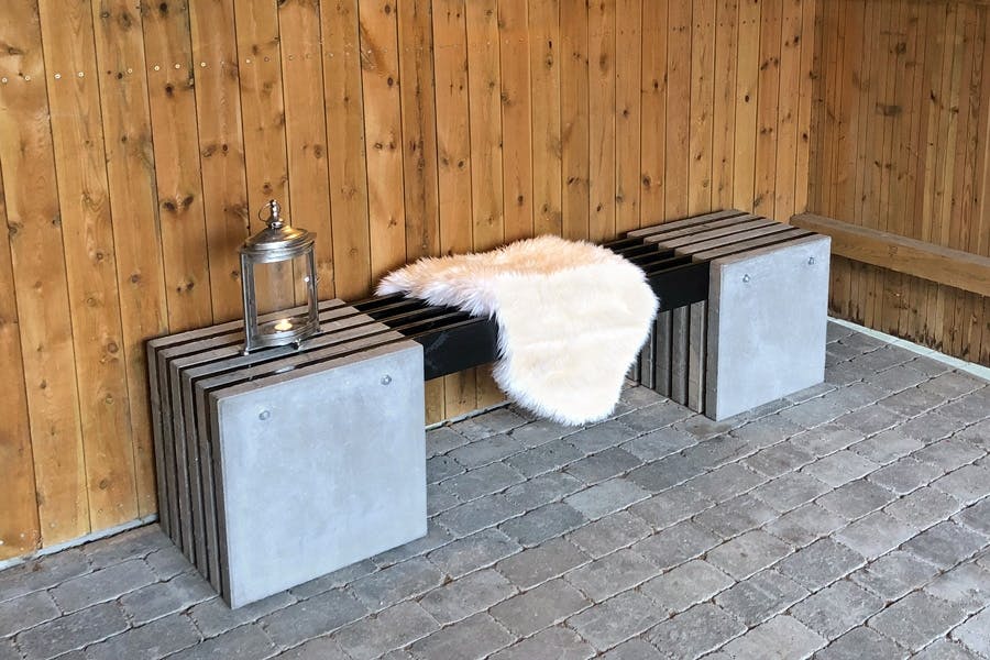 Bænk af fliser og brædder Bænk af fliser og brædder