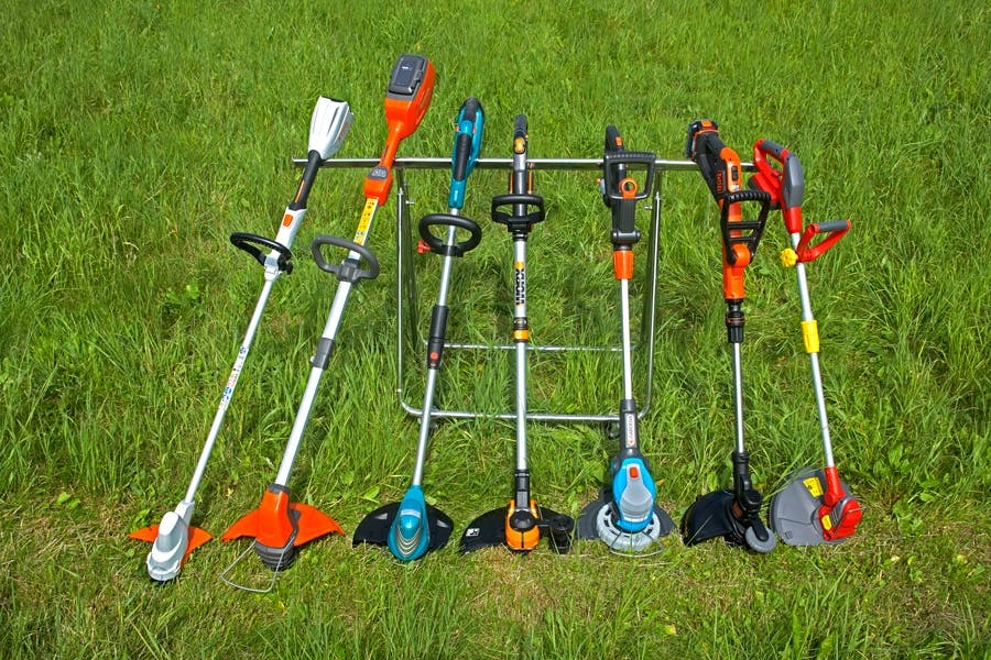 Kantklipper på batteri: Trimmerne fikk prøve både langt og kort gress, seigt ugress og småkratt, så vi kunne finne begrensningene. Kantklipper på batteri: Trimmerne fikk prøve både langt og kort gress, seigt ugress og småkratt, så vi kunne finne begrensningene.