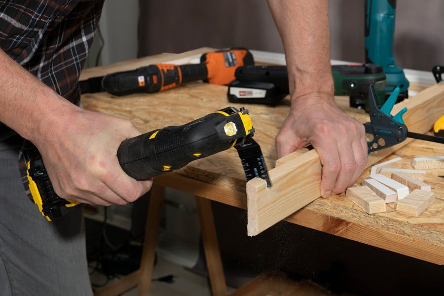 Multicutter test: Multicutteren er genial til små tilpasninger af fx et panel eller en liste, hvor du ikke kan komme til med en almindelig sav. Multicutter test: Multicutteren er genial til små tilpasninger af fx et panel eller en liste, hvor du ikke kan komme til med en almindelig sav.