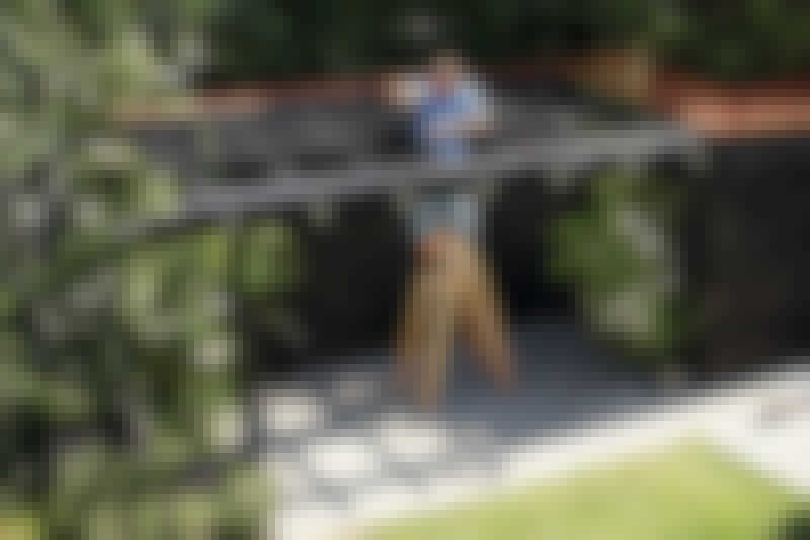 Lægter: Lægter på et tag behøver ikke være taglægter. Til taget på en pergola er der ikke brug for ekstra styrke, så her er blot brugt almindelige trykimprægnerede lægter, 38 x 57 mm. Til alle udendørs byggeprojekter er det smart at vælge trykimprægnerede lægter og andet trykimprægneret træ. Lægter: Lægter på et tag behøver ikke være taglægter. Til taget på en pergola er der ikke brug for ekstra styrke, så her er blot brugt almindelige trykimprægnerede lægter, 38 x 57 mm. Til alle udendørs byggeprojekter er det smart at vælge trykimprægnerede lægter og andet trykimprægneret træ.