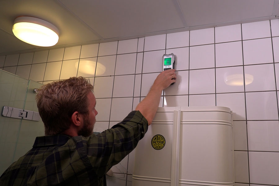 Med väggscannern kan du snabbt och lätt lokalisera vattenrör innan du börjar borra i kaklet.