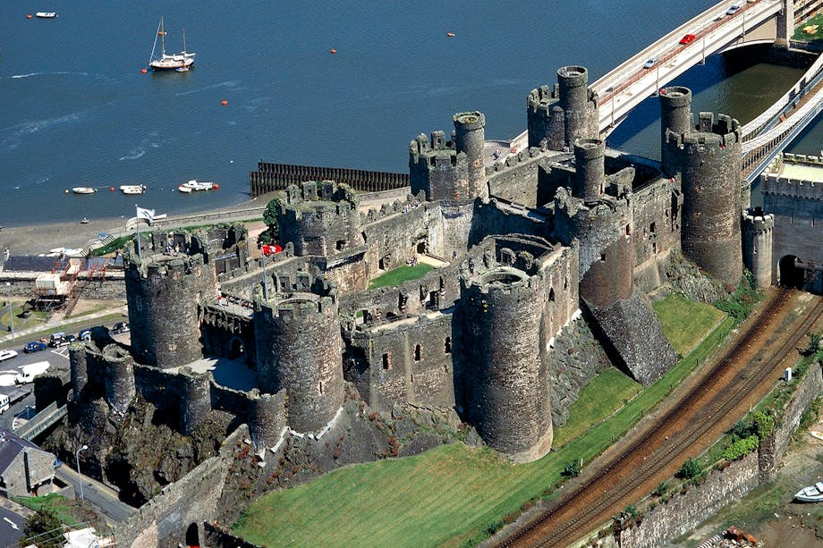Den medeltida fästningen Conwy Castle på Wales nordkust. Bild tagen ovanifrån. Den medeltida fästningen Conwy Castle på Wales nordkust. Bild tagen ovanifrån.