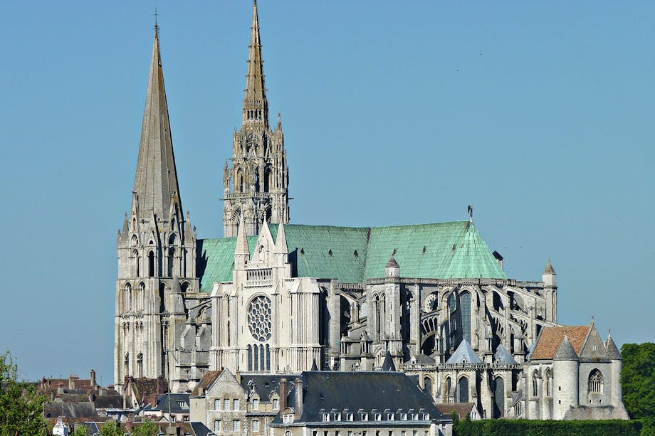 Den gotiska katedralen Notre-Dame des Chartres. Översiktsbild. Den gotiska katedralen Notre-Dame des Chartres. Översiktsbild.