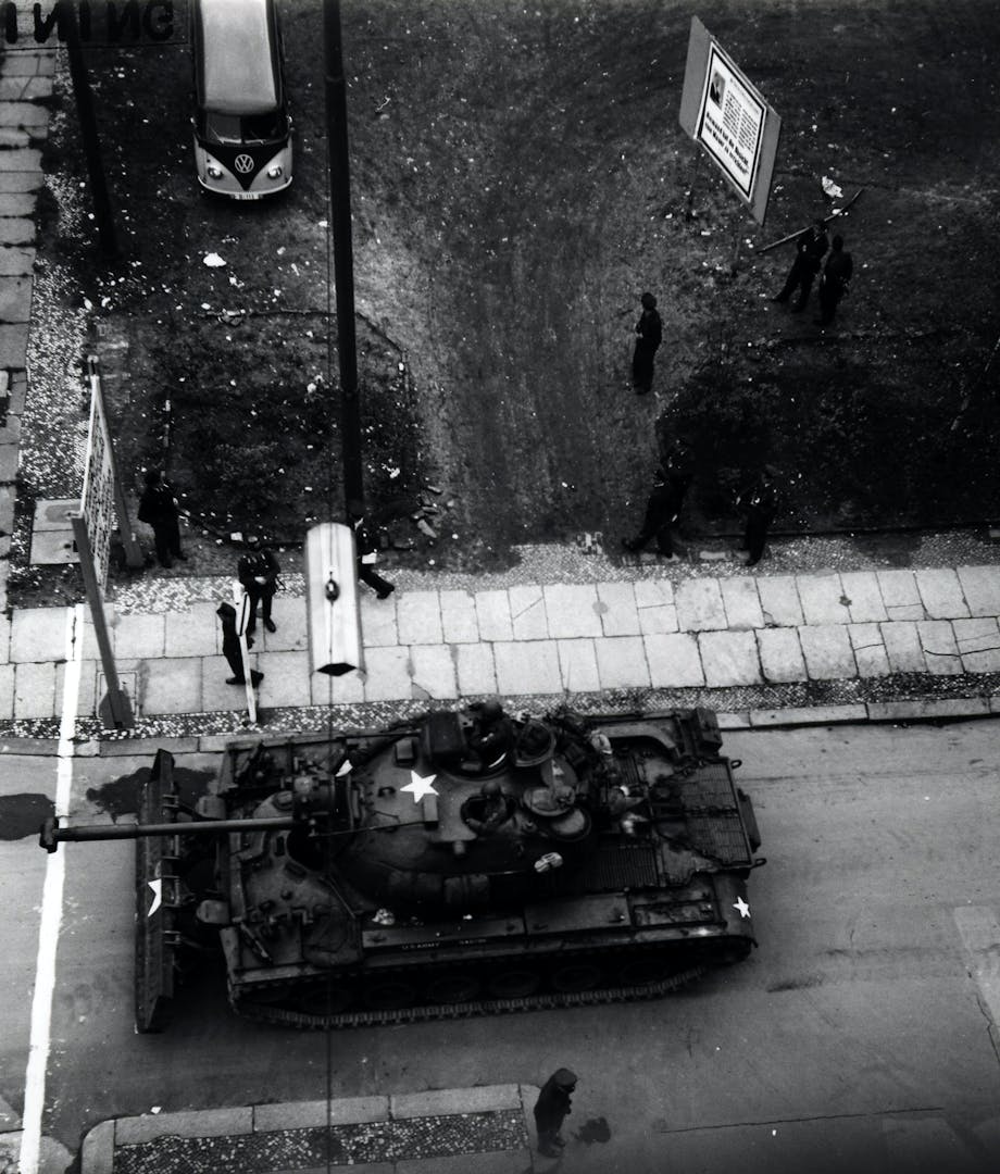 Stridsvagn vid gränsen vid Checkpoint Charlie. Stridsvagn vid gränsen vid Checkpoint Charlie.