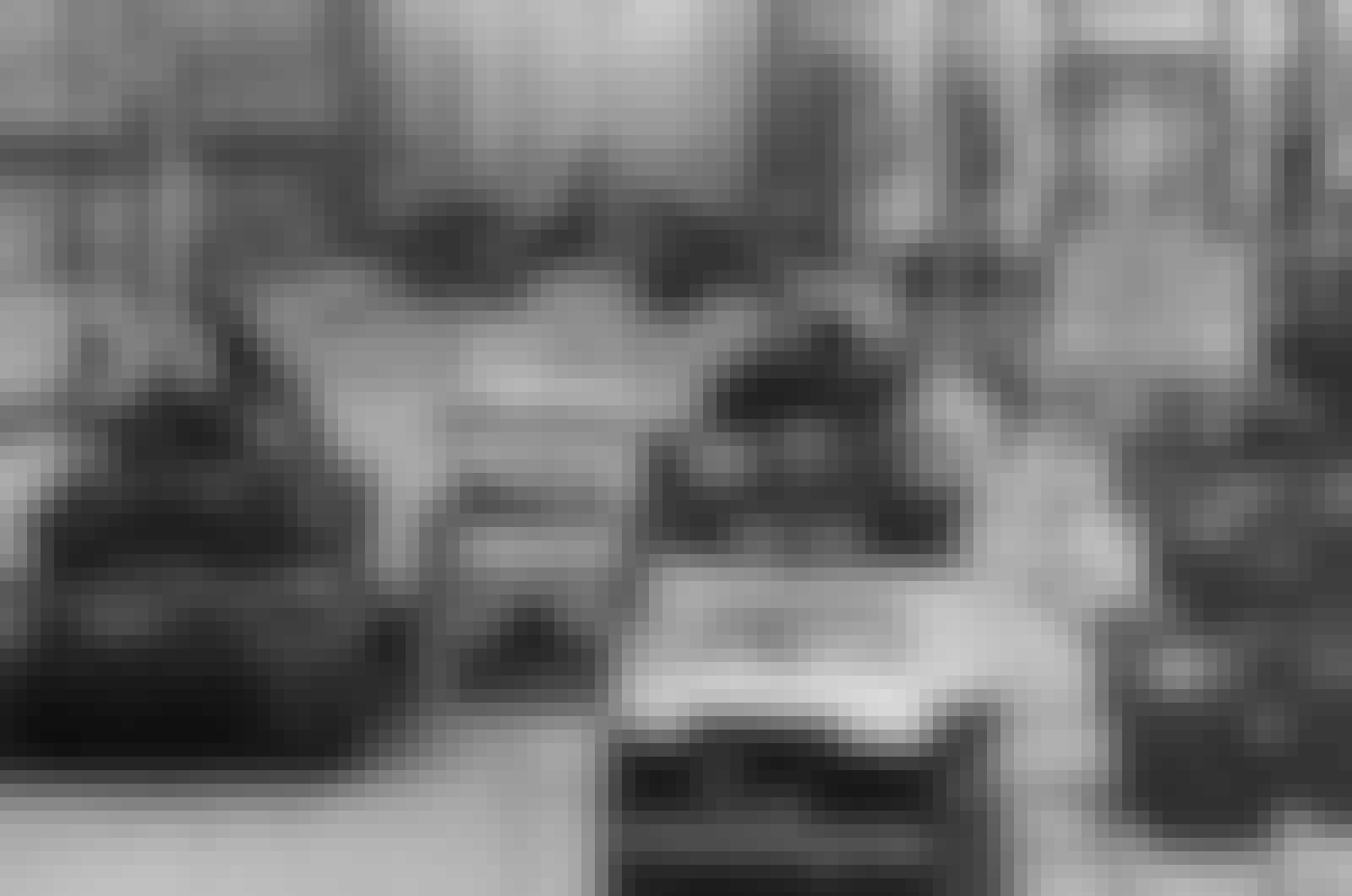 Sovjetiska och amerikanska stridsvagnar står mittemot varandra vid Checkpoint Charlie. Sovjetiska och amerikanska stridsvagnar står mittemot varandra vid Checkpoint Charlie.