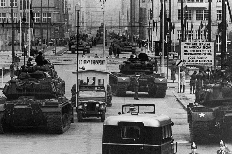 Sovjetiske og amerikanske stridsvogner står overfor hverandre ved Checkpoint Charlie. Sovjetiske og amerikanske stridsvogner står overfor hverandre ved Checkpoint Charlie.