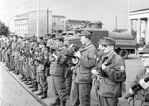 Østtyske soldater fungerer som Berlinmur i 1961. Østtyske soldater fungerer som Berlinmur i 1961.