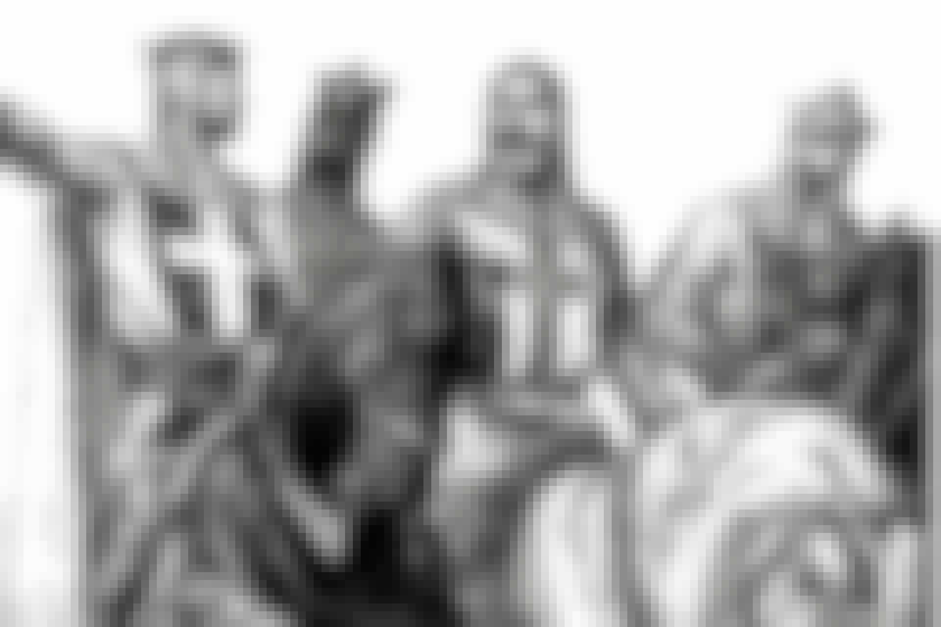 8432