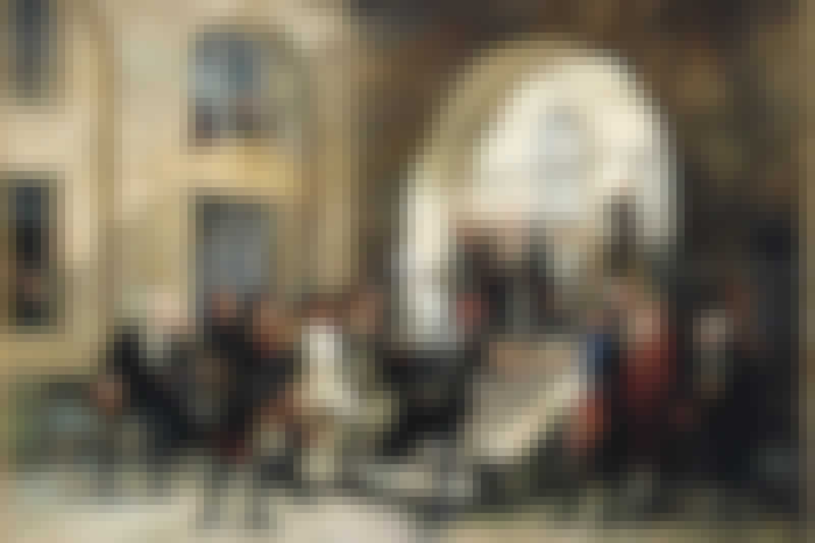 Marie-Antoinette skred fram mot sin död som en drottning. Marie-Antoinette skred fram mot sin död som en drottning.