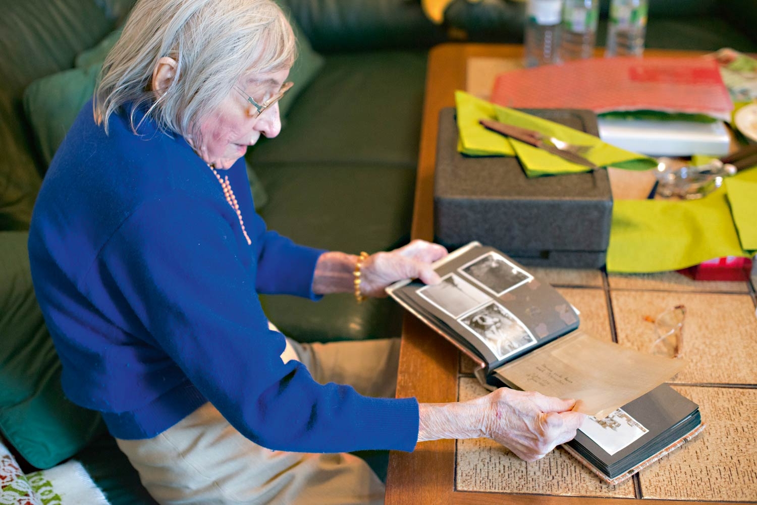 женщина работница завода. труд женщин. девушка работает в мастерской. дрель фото на складе. дегустаторши гитлера фото.