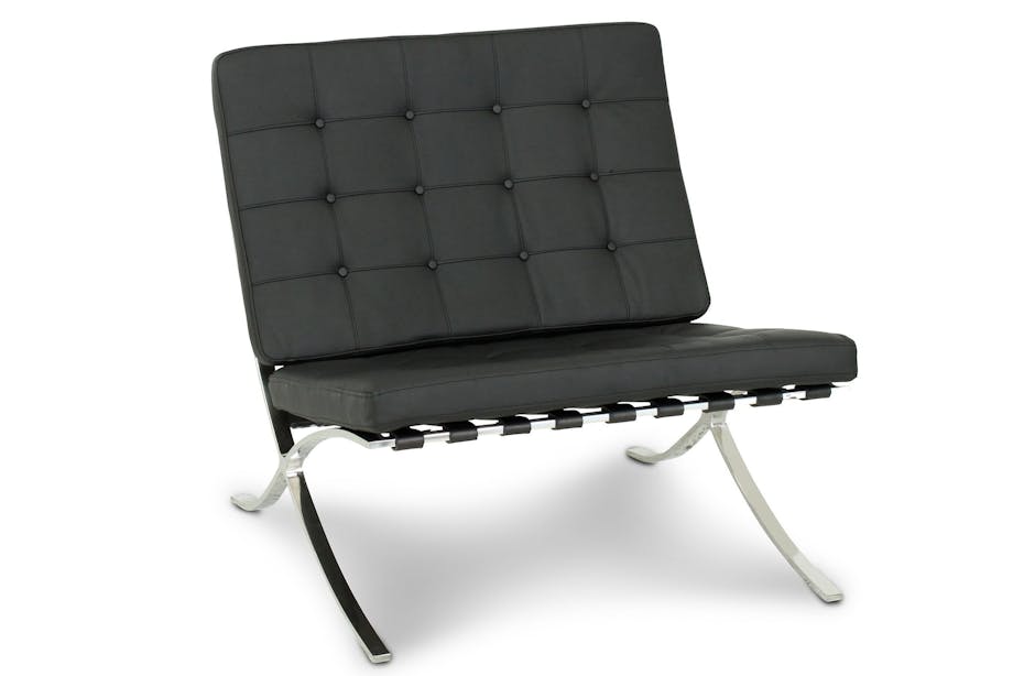 På 1920-talet började berömda arkitekter som Le Corbusier och Mies van der Rohe designa ergonomiska fåtöljer gjorda i förkromat stål och läder. På bilden fåtöljen Madrid från Trademax.se. På 1920-talet började berömda arkitekter som Le Corbusier och Mies van der Rohe designa ergonomiska fåtöljer gjorda i förkromat stål och läder. På bilden fåtöljen Madrid från Trademax.se.