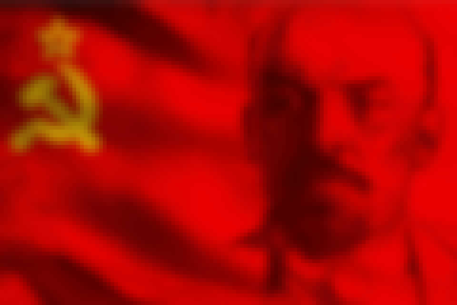 Lenin framför Sovjetunionens flagga.