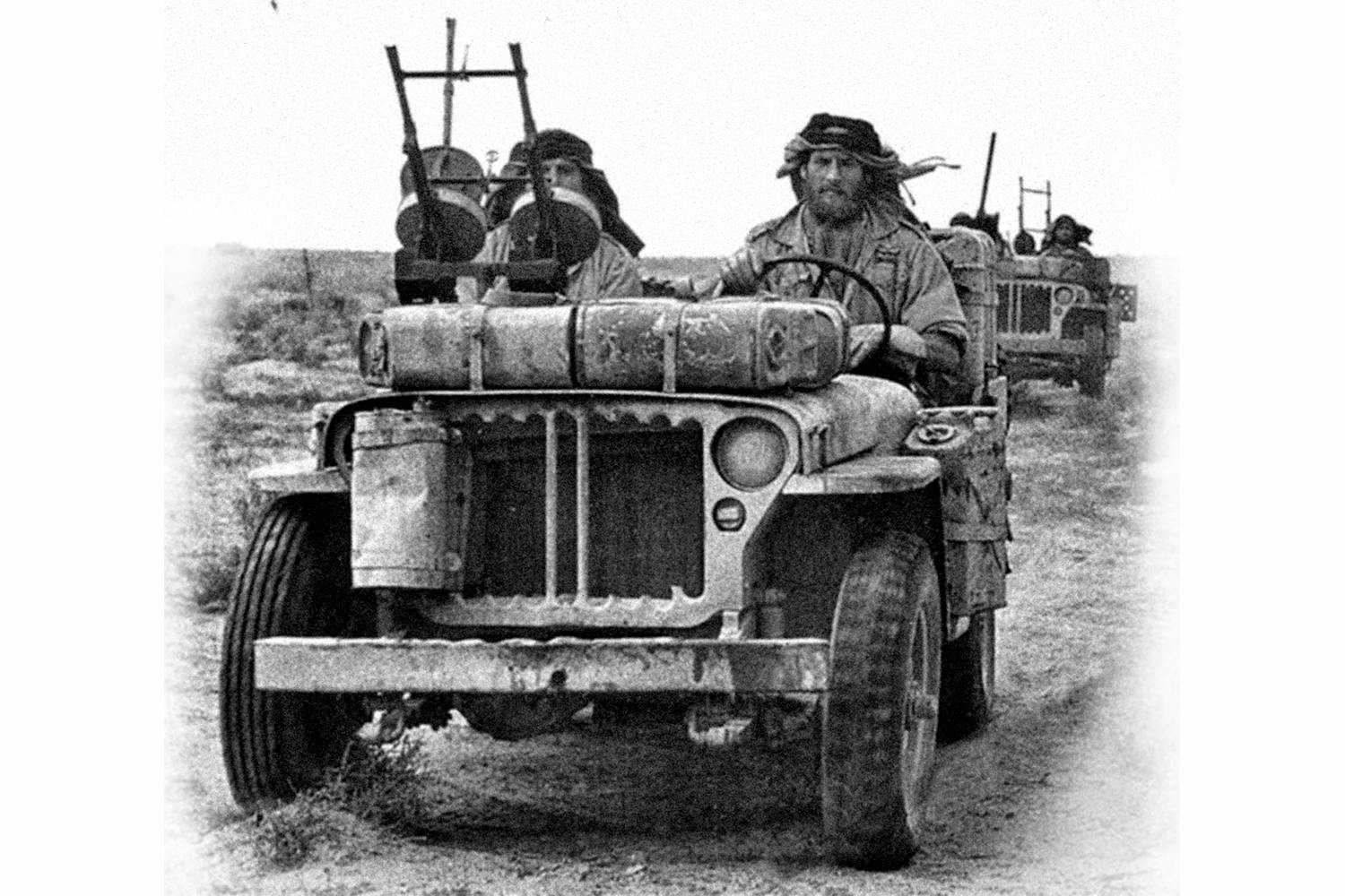 Soldater ur Special Air Service i Willys jeep under ökenkriget i andra världskriget. Soldater ur Special Air Service i Willys jeep under ökenkriget i andra världskriget.