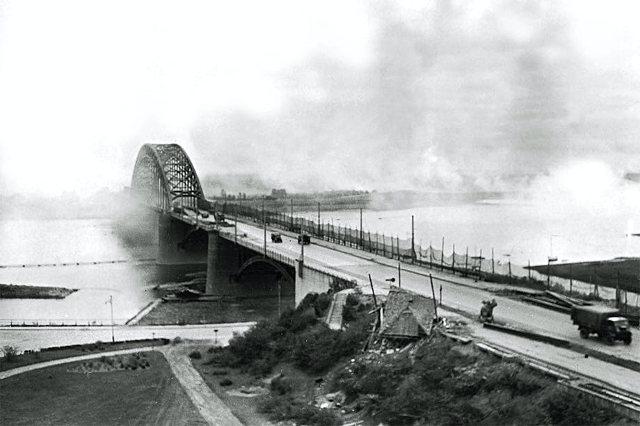 Operation Market garden, andra världskriget. Brittiska trupper beskjuts på bron i Nijmegen. Operation Market garden, andra världskriget. Brittiska trupper beskjuts på bron i Nijmegen.