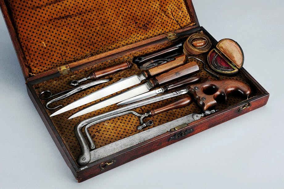 Kirurgs verktygslåda med såg, knivar och andra instrument för amputationer. Från 1700-talet. Kirurgs verktygslåda med såg, knivar och andra instrument för amputationer. Från 1700-talet.