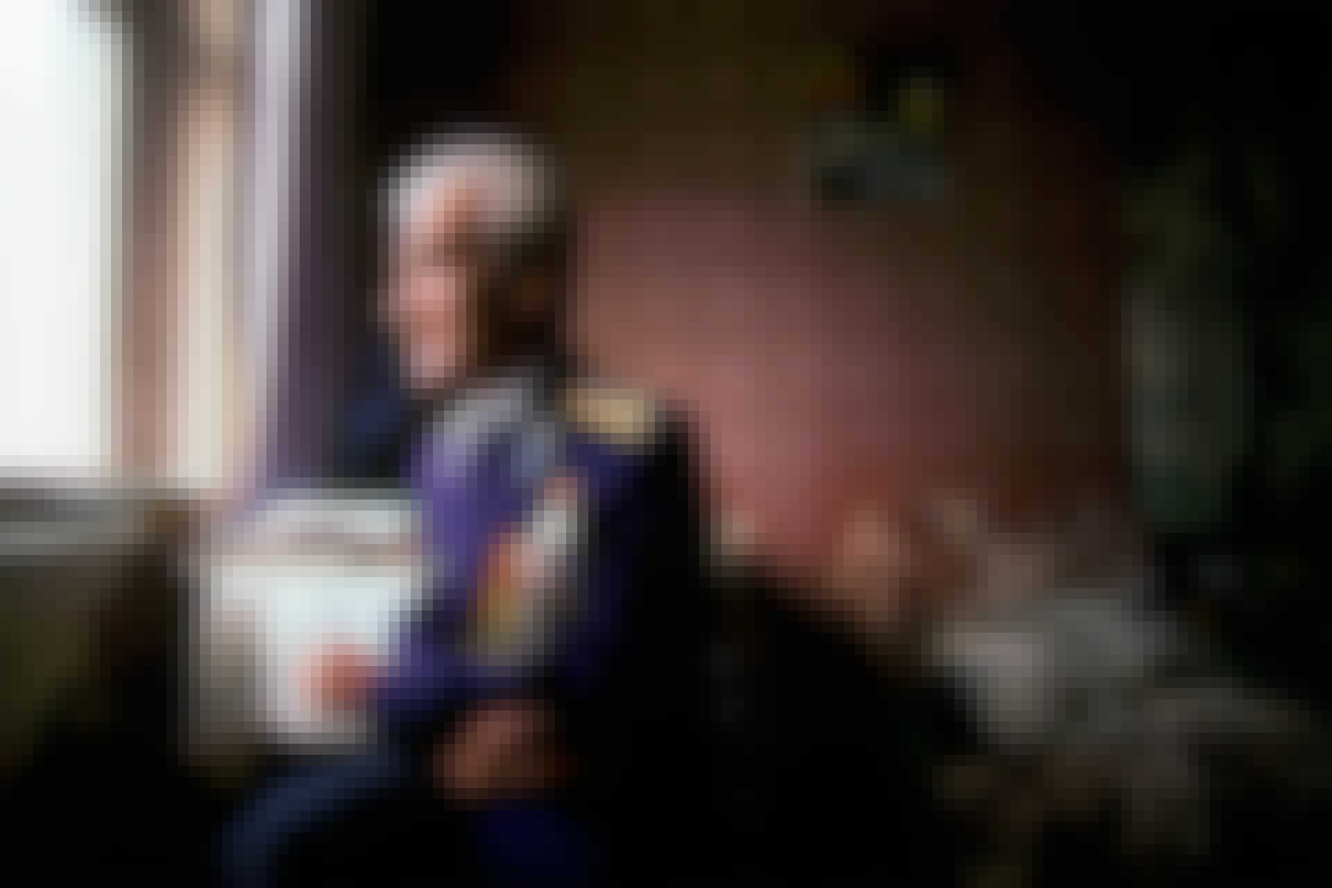 Mannen som stoppade ett tredje världskrig. Porträtt vid fönster.
