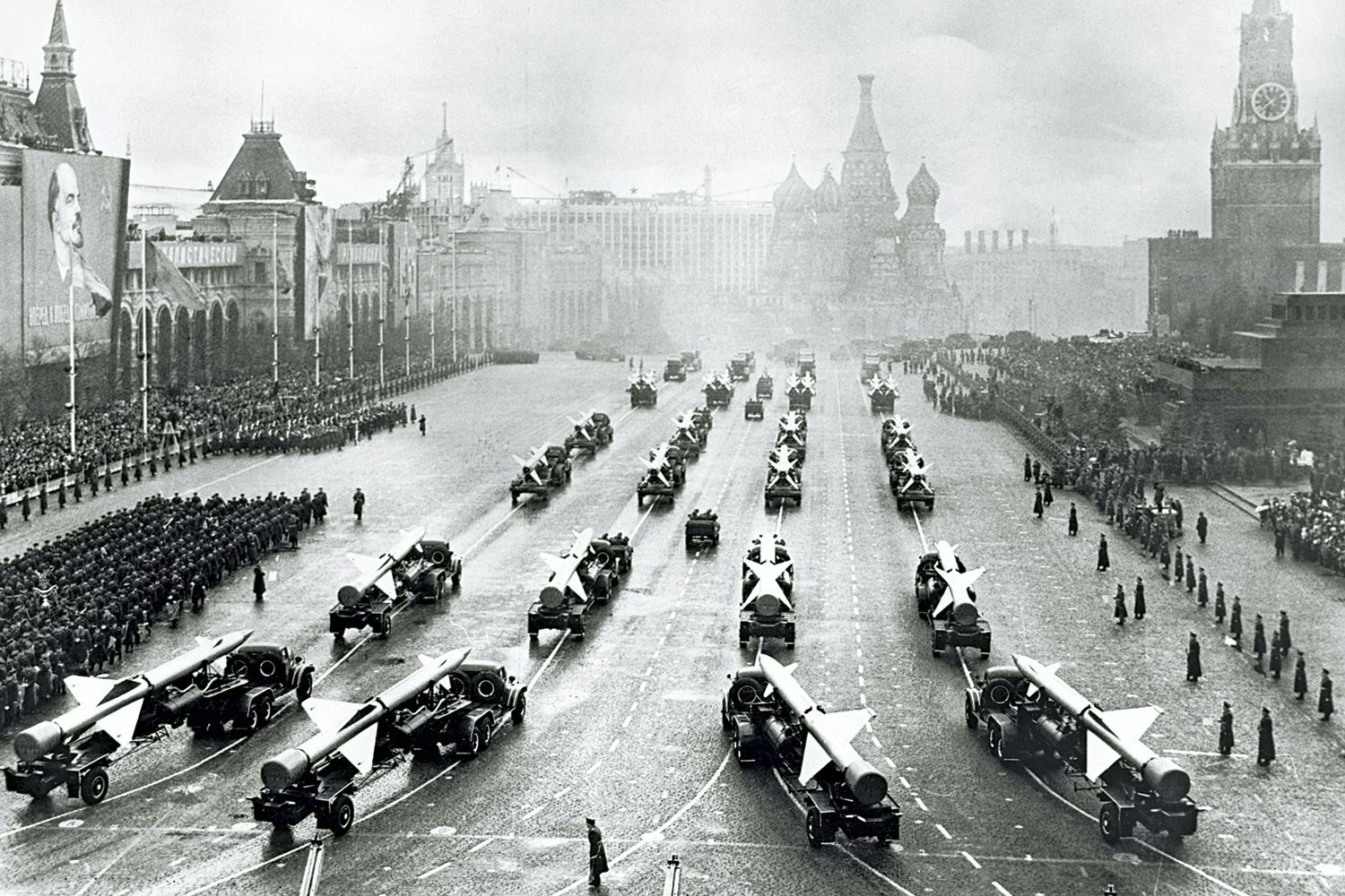 первые победы самые. 1945 в берлине у бранденбургских ворот состоялся парад. 9 май победы 1945 год. первый парад победы 24 июня 1945 года. праздник победы в москве 1945.