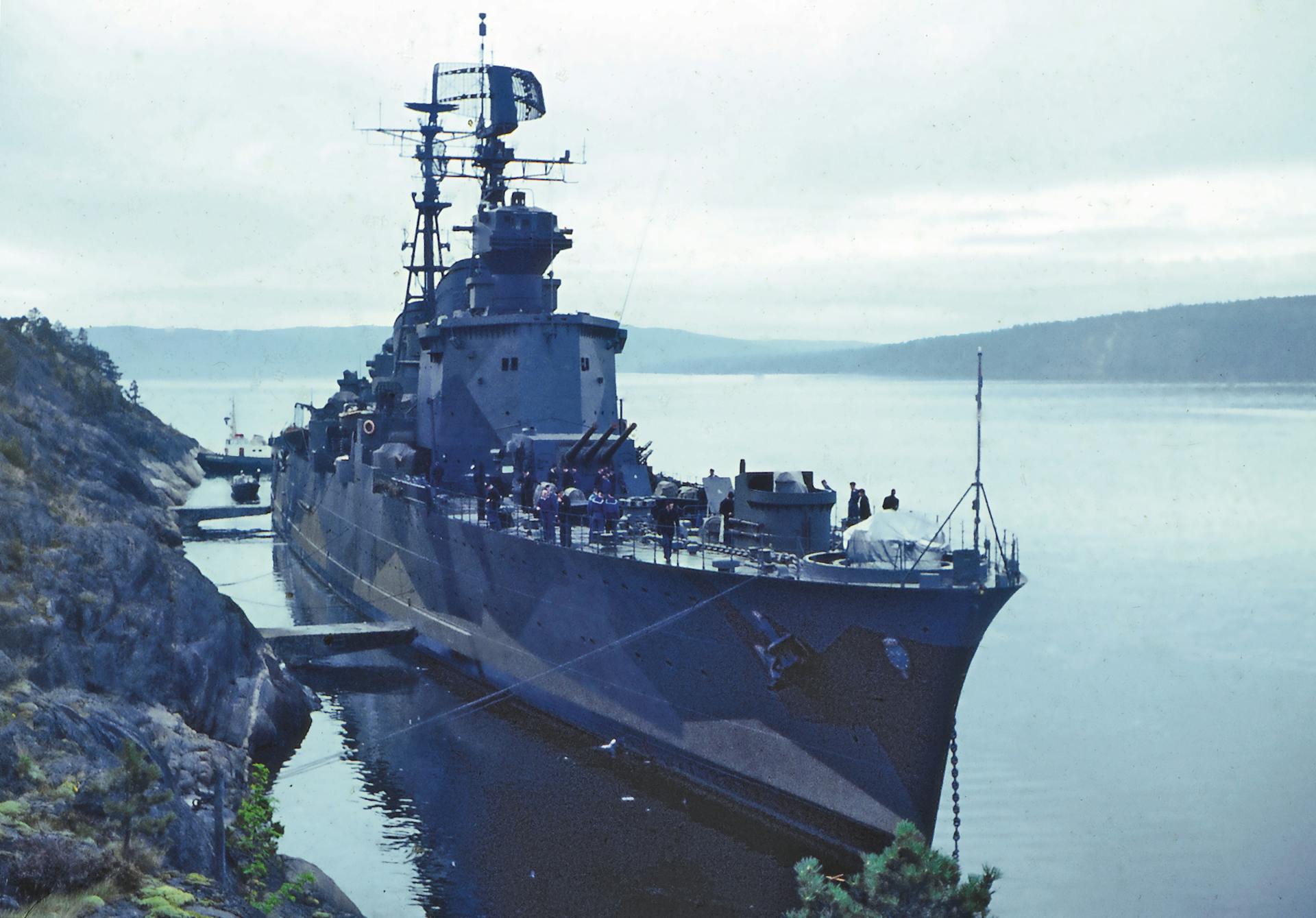 Kryssaren Göta Lejon kamouflagemålad vid en krigsförtöjningsplats 1963-64. Kryssaren Göta Lejon kamouflagemålad vid en krigsförtöjningsplats 1963-64.