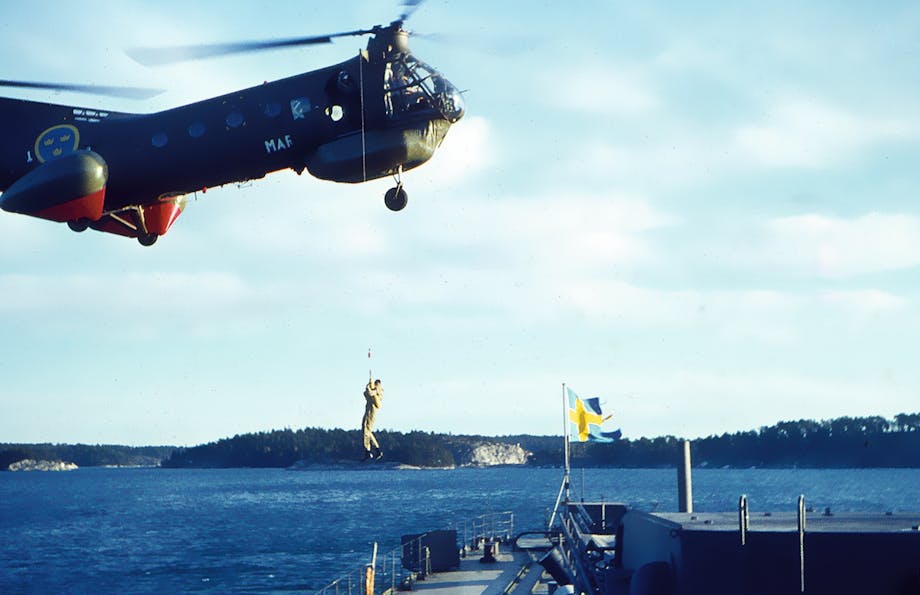 En räddningshelikopter ovanför kryssaren Göta Lejon 1963-64 En räddningshelikopter ovanför kryssaren Göta Lejon 1963-64
