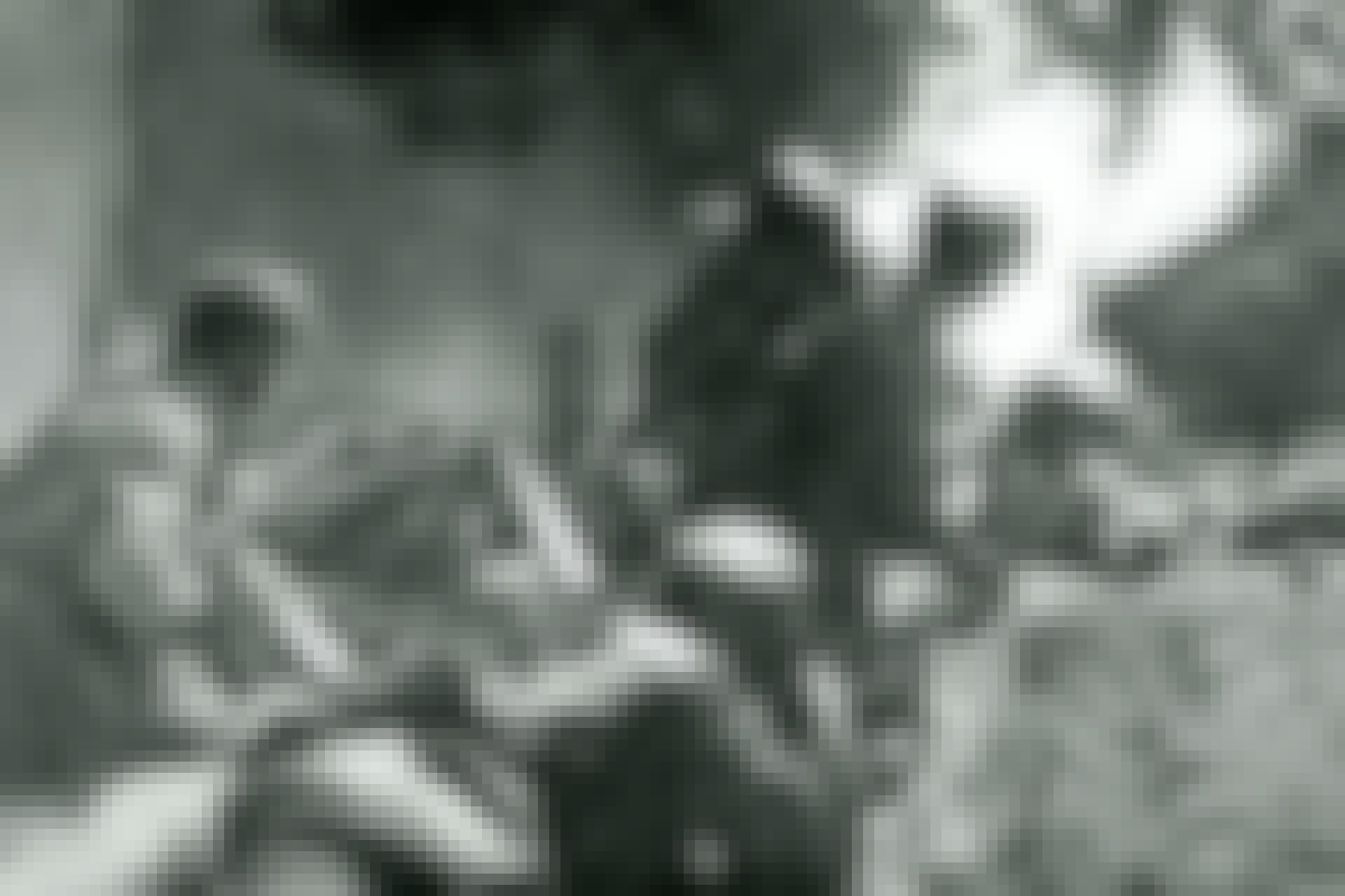Fallskärmsjägare med eldkastare under erövringen av det belgiska fortet Eben-Emael den 10 maj 1940