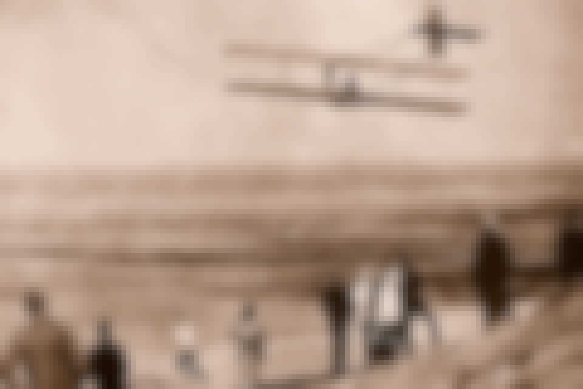 Verdens første flygning med motordrevet fly. Brødrene Orville og Wilbur Wright på stranden i Kitty Hawk 1903.