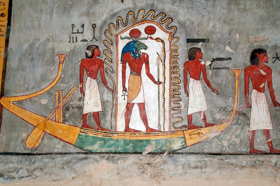 Den egyptiske solguden Re styr solbåten. Den egyptiske solguden Re styr solbåten.