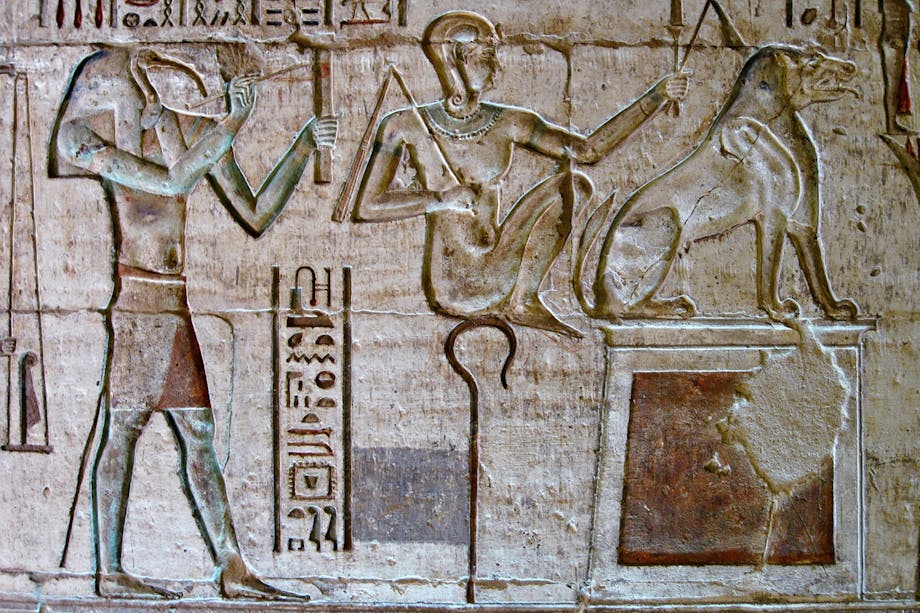 Den egyptiske guden Thot med ibishuvud på relief. Den egyptiske guden Thot med ibishuvud på relief.